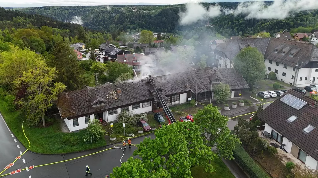 KFV-CW: Dachstuhlbrand in Bad Liebenzell-Monakam Feuerwehren bekämpfen Flammen in asbesthaltiger Bausubstanz - Bild: presseportal.de