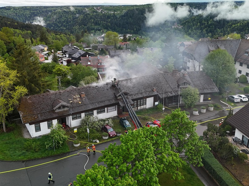 KFV-CW: Dachstuhlbrand in Bad Liebenzell-Monakam Feuerwehren bekämpfen Flammen in asbesthaltiger Bausubstanz - Foto: presseportal.de