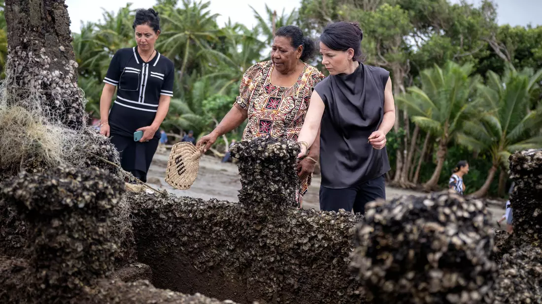 Im Mittelpunkt der einwöchigen Reise von Außenministerin Baerbock nach Australien, Neuseeland und Fidschi stehen die Sicherheitspolitik und der Klimaschutz. - Bild: Sina Schuldt/dpa