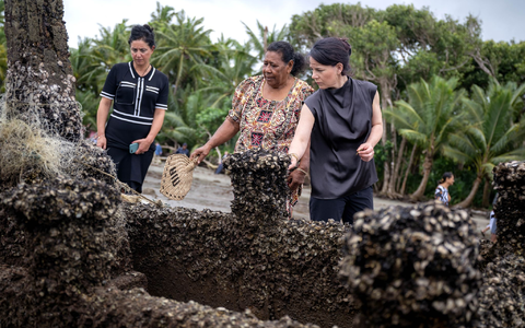 Außenministerin Annalena Baerbock trifft Fußballspieler und Fußballspielerinnen in Fidschi. - Foto: Sina Schuldt/dpa