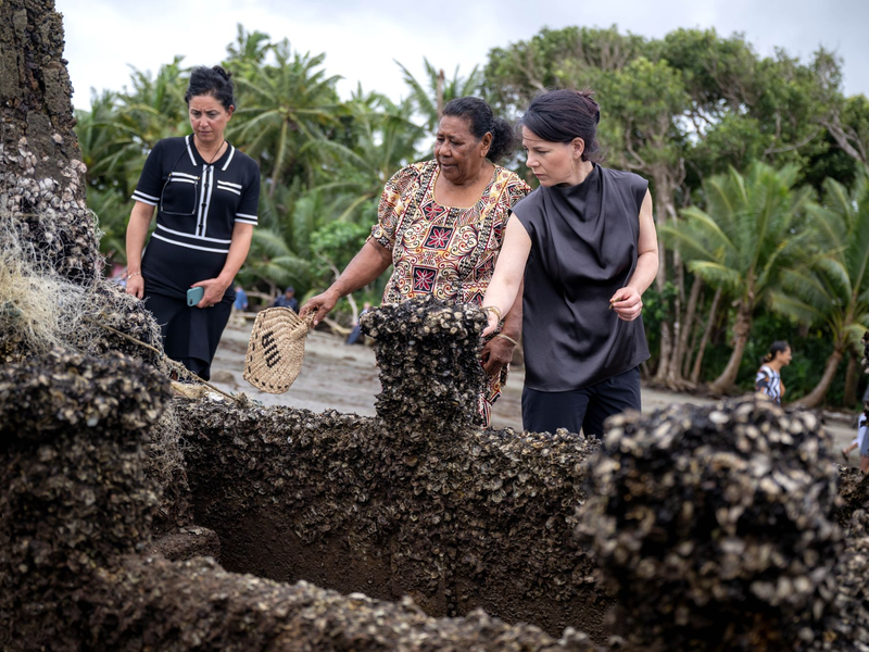Außenministerin Annalena Baerbock trifft Fußballspieler und Fußballspielerinnen in Fidschi. - Foto: Sina Schuldt/dpa
