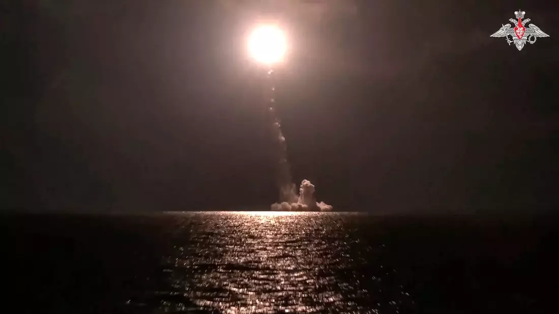 «Es ist einfach leichtsinnig und unverantwortlich, wenn der Anführer einer großen Atommacht so mit dem Säbel rasselt, wie er es in Bezug auf den möglichen Einsatz von Atomwaffen tut», sagte der Kommunikationsdirektor des Nationalen Sicherheitsrats, John Kirby. - Bild: Uncredited/Russian Defense Ministry Press Service/AP/dpa