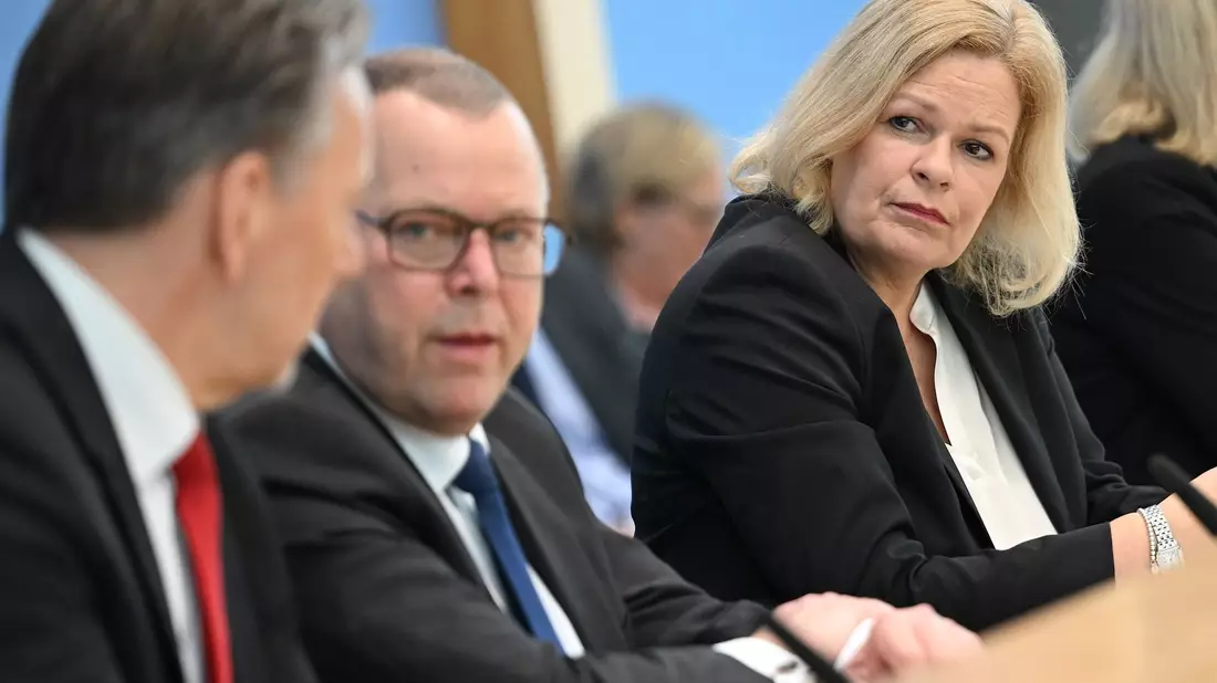 Bundesinnenministerin Nancy Faeser (SPD) und die Länder-Ressortchefs schalten sich heute in einer Videokonferenz zusammen, um nach Angriff in Dresden über besseren Schutz zu beraten. - Bild: Britta Pedersen/dpa