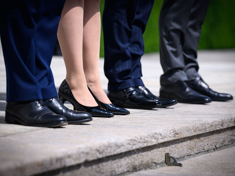 Eine Frau steht zwischen drei Männern in Anzügen auf den Treppenstufen von Schloss Bellevue. - Foto: Bernd von Jutrczenka/dpa