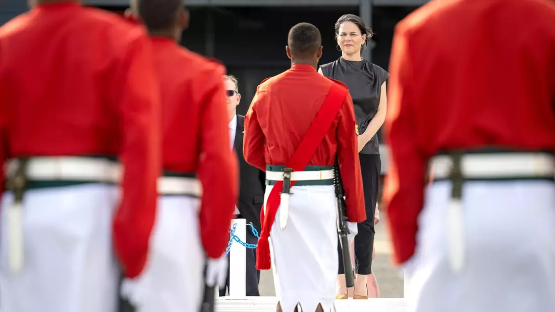 Im Mittelpunkt der einwöchigen Reise von Außenministerin Baerbock nach Australien, Neuseeland und Fidschi stehen die Sicherheitspolitik und der Klimaschutz. - Bild: Sina Schuldt/dpa