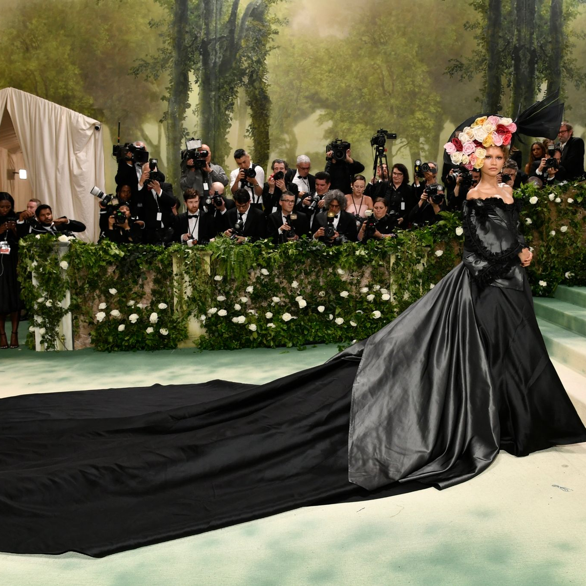 Schauspieler Chris Hemsworth stellt sich dem Blitzlichtgewitter. - Foto: Evan Agostini/Invision/AP/dpa