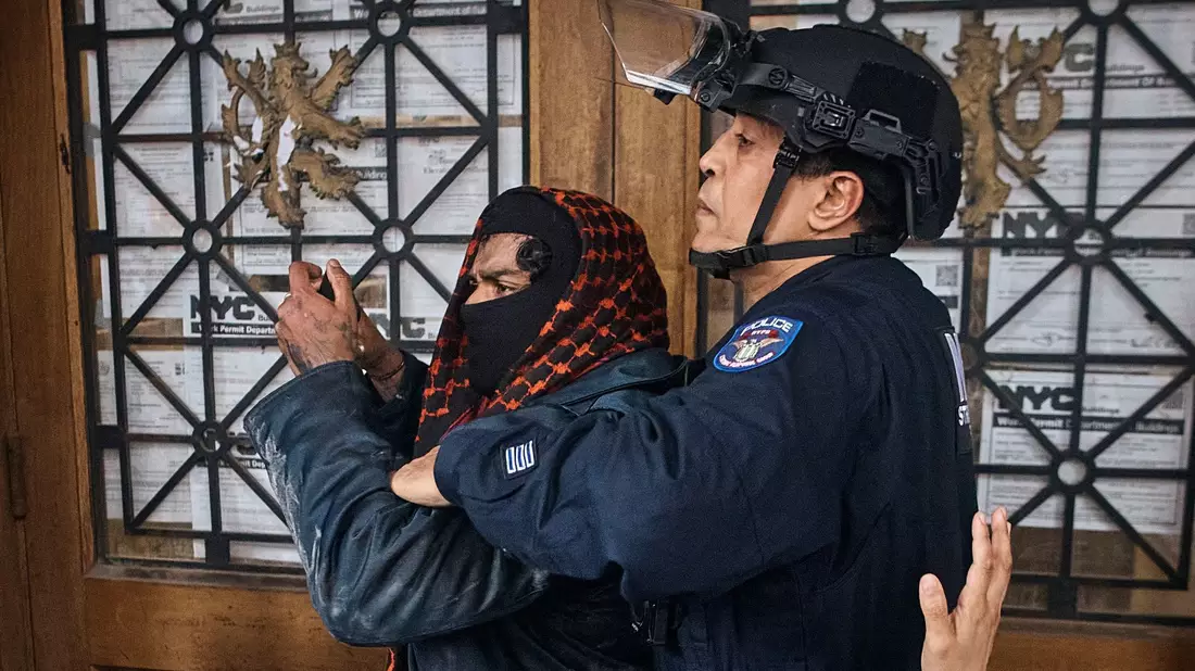 Die Polizei verhaftet einen palästinensischen Demonstranten in der Nähe des Metropolitan Museum of Art, wo die Met Gala stattfindet. - Bild: Andres Kudacki/FR170905 AP/dpa