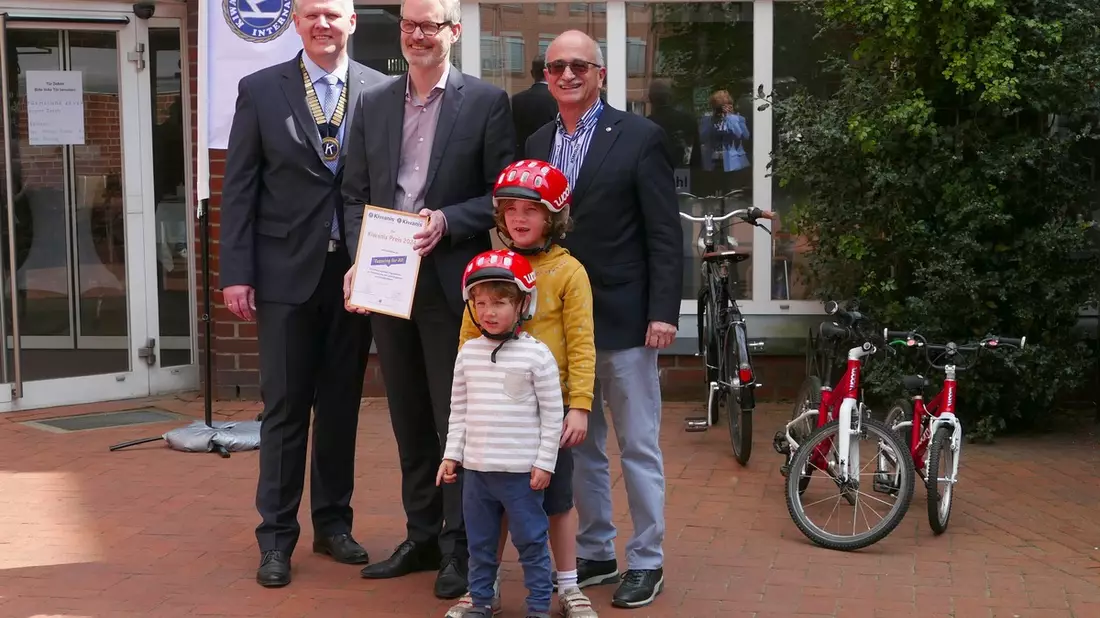 Bildungsunternehmen Tutoring for All erhält Preis von Kiwanis / 10.000 Euro kommen rund 400 leseschwachen Grundschulkindern zugute - Bild: presseportal.de