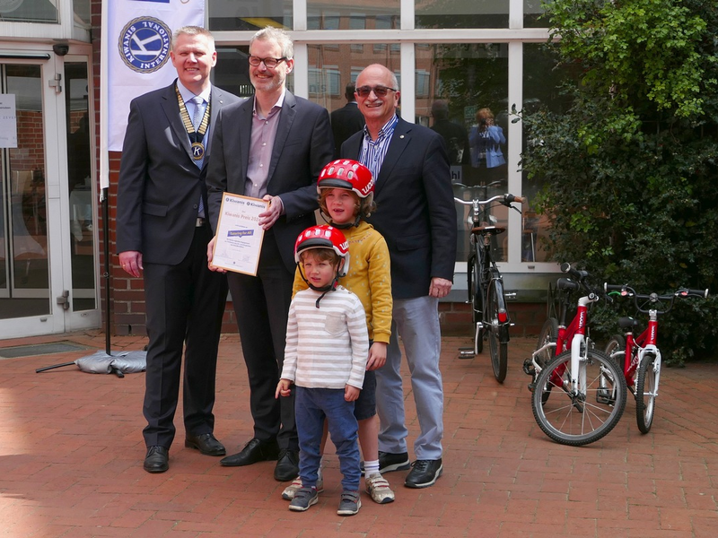 Bildungsunternehmen Tutoring for All erhält Preis von Kiwanis / 10.000 Euro kommen rund 400 leseschwachen Grundschulkindern zugute - Foto: presseportal.de