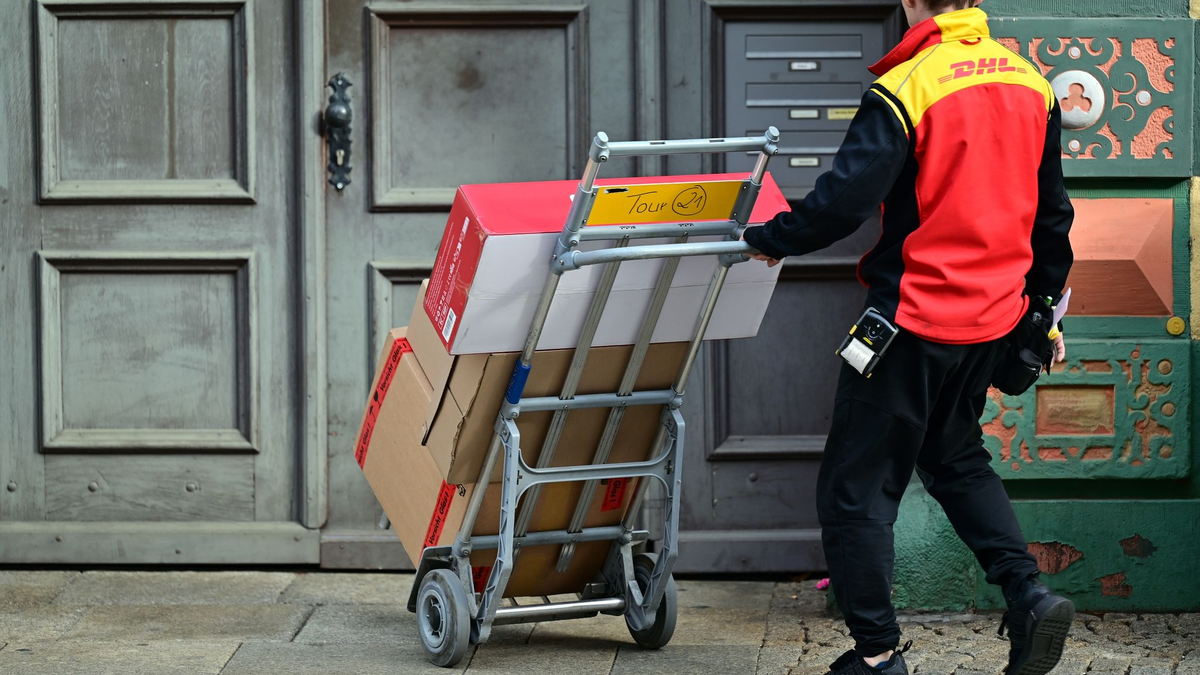 Klassische Briefe gibt es immer seltener. Doch dank des Online-Handels profitiert die Deutsche Post vom Paketversand. - Foto: Martin Schutt/dpa