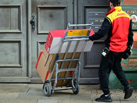 Klassische Briefe gibt es immer seltener. Doch dank des Online-Handels profitiert die Deutsche Post vom Paketversand. - Foto: Martin Schutt/dpa
