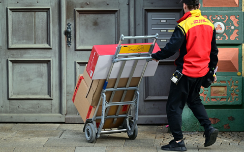 Klassische Briefe gibt es immer seltener. Doch dank des Online-Handels profitiert die Deutsche Post vom Paketversand. - Foto: Martin Schutt/dpa