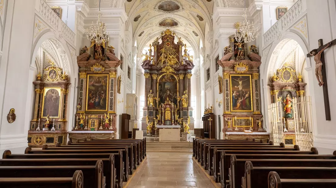 Blick in den Kirchenraum und auf den Altar der Stadtkirche Sankt Oswald. - Bild: Peter Kneffel/dpa