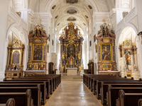 Blick in den Kirchenraum und auf den Altar der Stadtkirche Sankt Oswald. - Foto: Peter Kneffel/dpa