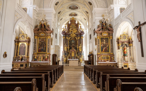 Blick in den Kirchenraum und auf den Altar der Stadtkirche Sankt Oswald. - Foto: Peter Kneffel/dpa
