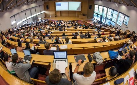 Wer ein Startup gründet, dessen Eltern saßen mit hoher Wahrscheinlichkeit früher im Hörsaal. Viele Gründerinnen und Gründer kommen aus Akademiker- oder Unternehmerfamilien. - Foto: Michael Reichel/dpa-Zentralbild/dpa