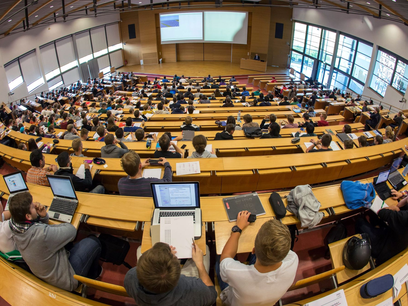 Wer ein Startup gründet, dessen Eltern saßen mit hoher Wahrscheinlichkeit früher im Hörsaal. Viele Gründerinnen und Gründer kommen aus Akademiker- oder Unternehmerfamilien. - Foto: Michael Reichel/dpa-Zentralbild/dpa