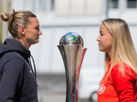 Alexandra Popp (l) vom VfL Wolfsburg und Giulia Gwinn vom FC Bayern München und der DFB-Pokal. - Foto: Rolf Vennenbernd/dpa