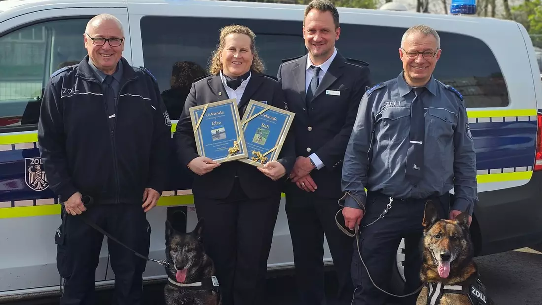 HZA-DU: Wir sind im Ruhestand! Die Zollhunde Cleo und Bali verabschieden sich aus dem aktiven Dienst - Bild: presseportal.de
