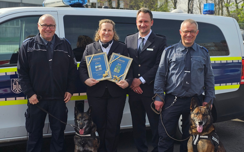 HZA-DU: Wir sind im Ruhestand! Die Zollhunde Cleo und Bali verabschieden sich aus dem aktiven Dienst - Foto: presseportal.de