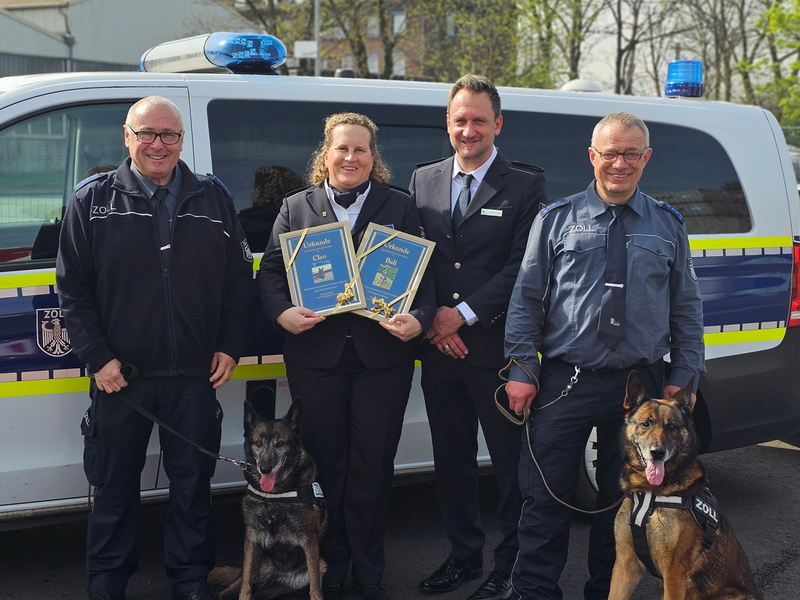 HZA-DU: Wir sind im Ruhestand! Die Zollhunde Cleo und Bali verabschieden sich aus dem aktiven Dienst - Foto: presseportal.de