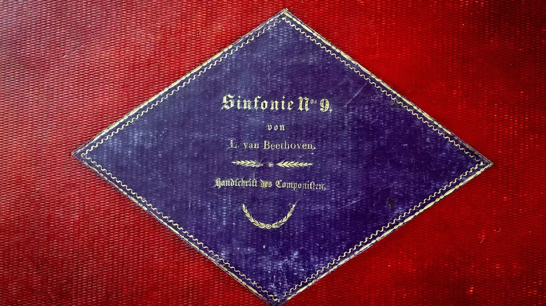 Die gebundene Handschrift der Sinfonie Nr. 9 von Ludwig van Beethoven liegt in der Staatsbibliothek Unter den Linden in Berlin. - Bild: Soeren Stache/dpa