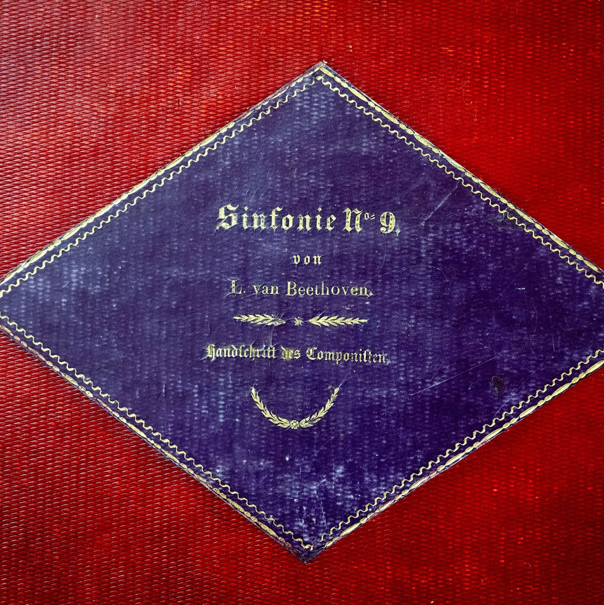 Die gebundene Handschrift der Sinfonie Nr. 9 von Ludwig van Beethoven liegt in der Staatsbibliothek Unter den Linden in Berlin. - Foto: Soeren Stache/dpa