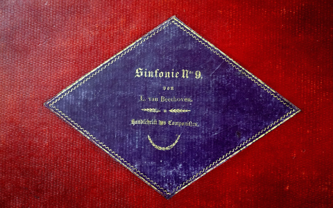 Die gebundene Handschrift der Sinfonie Nr. 9 von Ludwig van Beethoven liegt in der Staatsbibliothek Unter den Linden in Berlin. - Foto: Soeren Stache/dpa