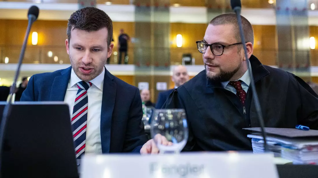Die Rechtsanwälte der AfD im März 2024 im nordrhein-westfälischen Oberverwaltungsgericht Münster (Archivbild). - Bild: Guido Kirchner/dpa