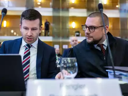 Die RechtsanwĂ€lte der AfD im MĂ€rz 2024 im nordrhein-westfĂ€lischen Oberverwaltungsgericht MĂŒnster (Archivbild). - Foto: Guido Kirchner/dpa