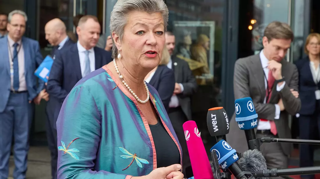EU-Kommissarin Ylva Johansson beim Ministertreffen der Koalition europäischer Staaten gegen schwere und organisierte Kriminalität in Hamburg. - Bild: Georg Wendt/dpa