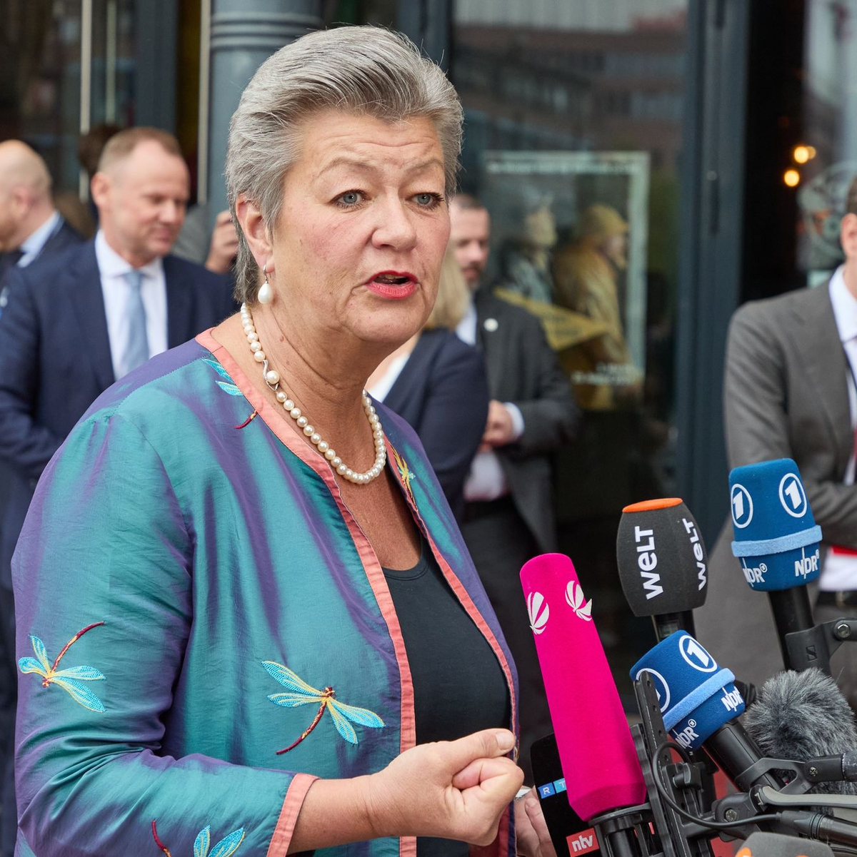 EU-Kommissarin Ylva Johansson beim Ministertreffen der Koalition europäischer Staaten gegen schwere und organisierte Kriminalität in Hamburg. - Foto: Georg Wendt/dpa