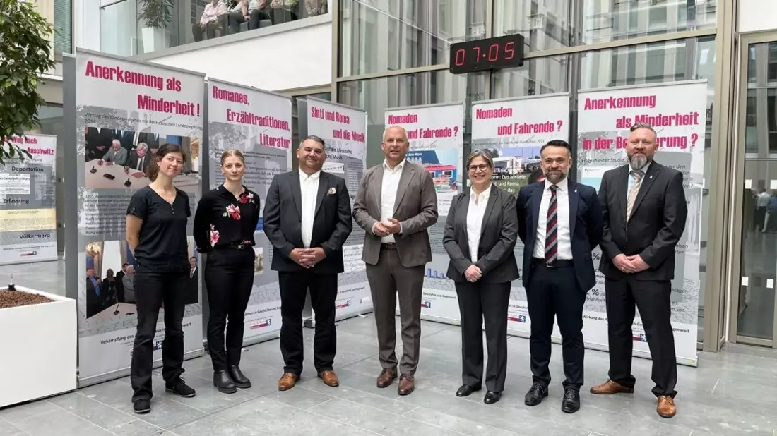 POL-OF: Innenminister Roman Poseck eröffnet Ausstellung Der Weg der Sinti und Roma im Polizeipräsidium Südosthessen in Offenbach - Bild: presseportal.de