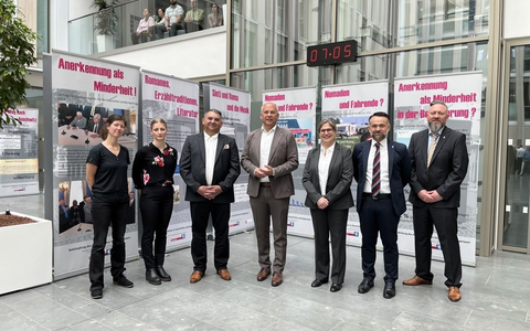 POL-OF: Innenminister Roman Poseck eröffnet Ausstellung Der Weg der Sinti und Roma im Polizeipräsidium Südosthessen in Offenbach - Foto: presseportal.de POL-OF: Innenminister Roman Poseck eröffnet Ausstellung Der Weg der Sinti und Roma im Polizeipräsidium Südosthessen in Offenbach - Foto: presseportal.de