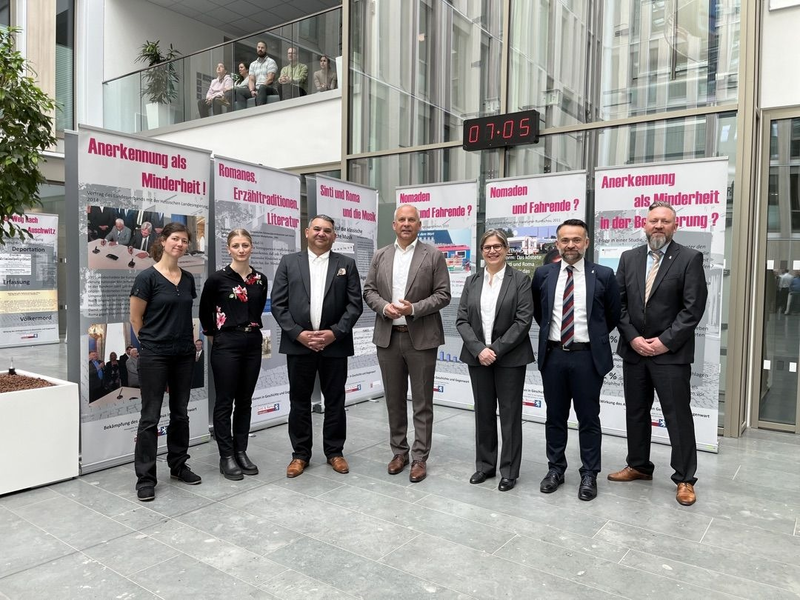 POL-OF: Innenminister Roman Poseck eröffnet Ausstellung Der Weg der Sinti und Roma im Polizeipräsidium Südosthessen in Offenbach - Foto: presseportal.de