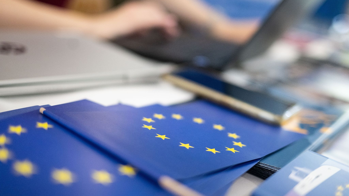 Im Vorfeld der Europawahl hat ein Bündnis aus Unternehmen aufgerufen, sich gegen Extremismus und Rassismus zu stellen. - Foto: Marijan Murat/dpa