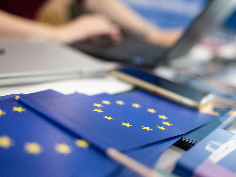 Im Vorfeld der Europawahl hat ein Bündnis aus Unternehmen aufgerufen, sich gegen Extremismus und Rassismus zu stellen. - Foto: Marijan Murat/dpa