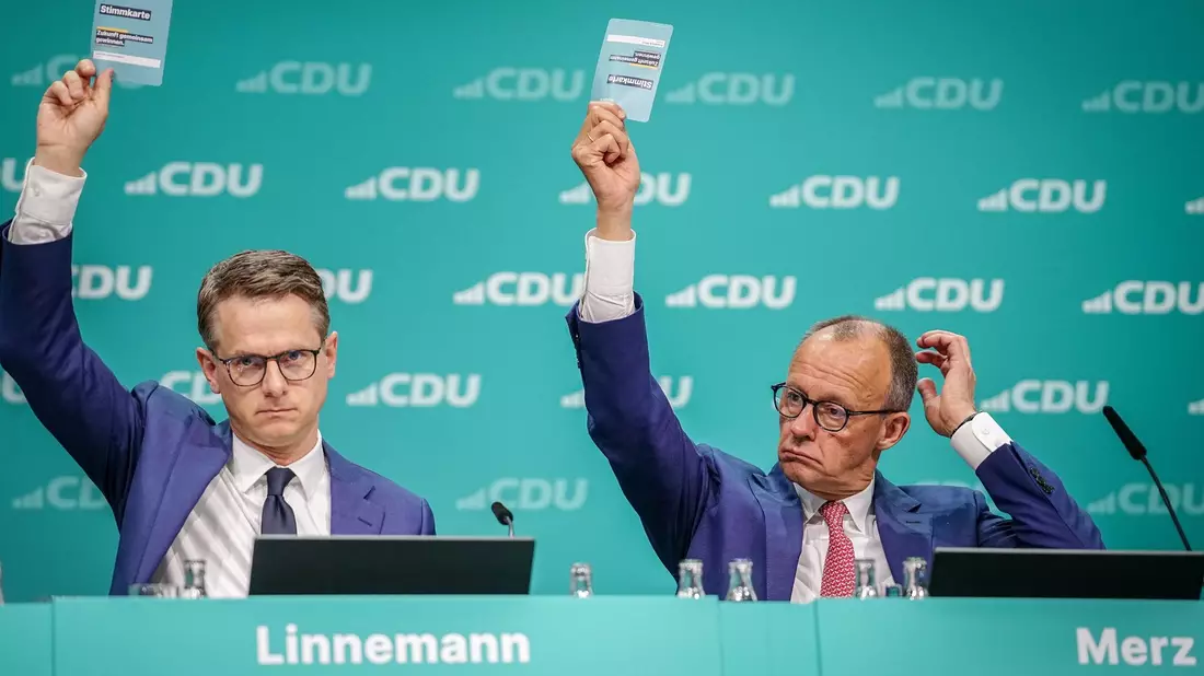 CDU-Spitzenkandidat für die Landtagswahl in Thüringen Mario Voigt (l-r), CDU-Bundestagsabgeordnete Serap Güler, CDU-Chef Friedrich Merz und der CDU-Generalsekretär Carsten Linnemann präsentieren das neue Grundsatzprogramm der Union. - Bild: Kay Nietfeld/dpa