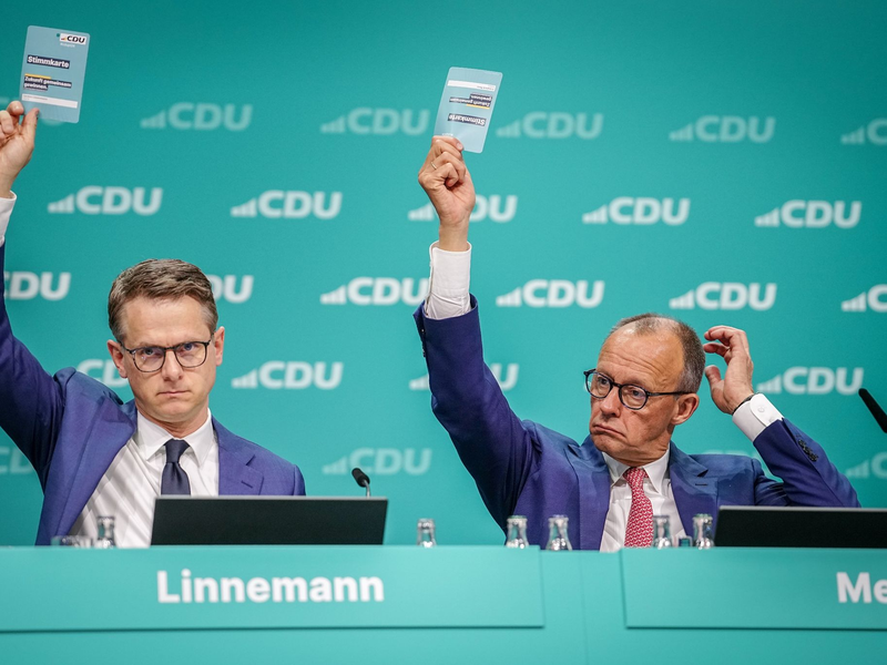 CDU-Spitzenkandidat für die Landtagswahl in Thüringen Mario Voigt (l-r), CDU-Bundestagsabgeordnete Serap Güler, CDU-Chef Friedrich Merz und der CDU-Generalsekretär Carsten Linnemann präsentieren das neue Grundsatzprogramm der Union. - Foto: Kay Nietfeld/dpa
