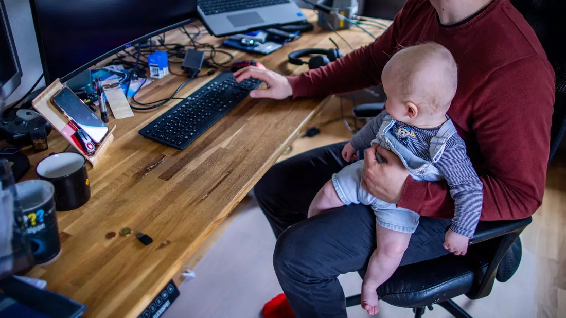 Ein junger Vater im Home-Office mit seinem sechs Monate alten Sohn. - Bild: Jens Büttner/dpa