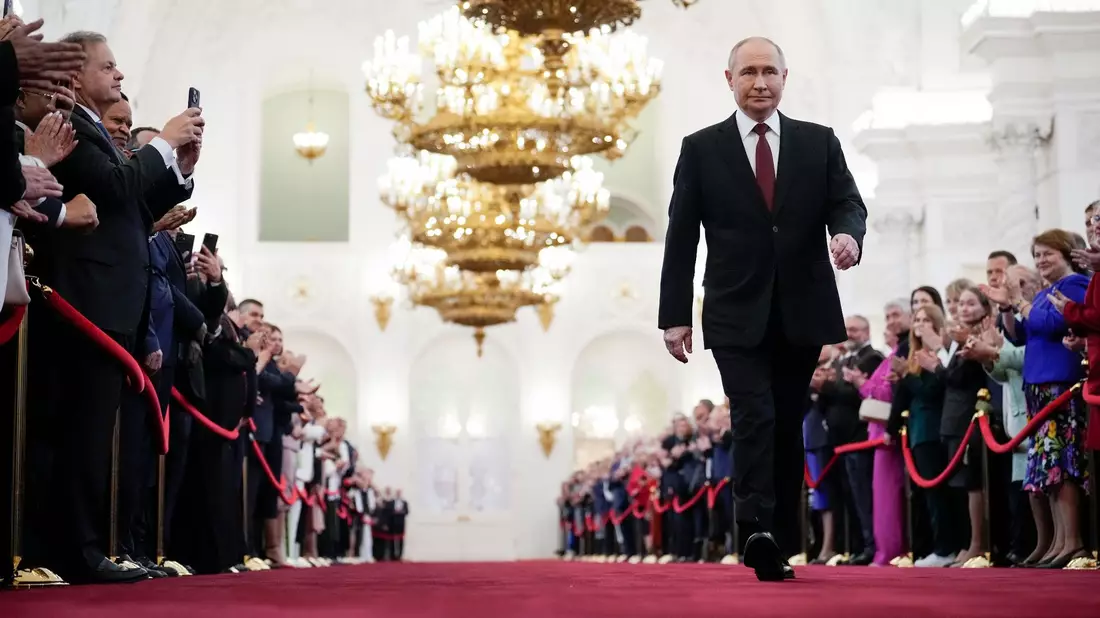 Wladimir Putin geht zur Vereidigung als russischer Präsident während einer Inaugurationszeremonie im Großen Kremlpalast. - Bild: Alexander Zemlianichenko/Pool AP/AP