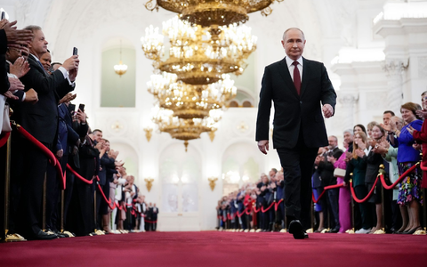 Wladimir Putin geht zur Vereidigung als russischer Präsident während einer Inaugurationszeremonie im Großen Kremlpalast. - Foto: Alexander Zemlianichenko/Pool AP/AP