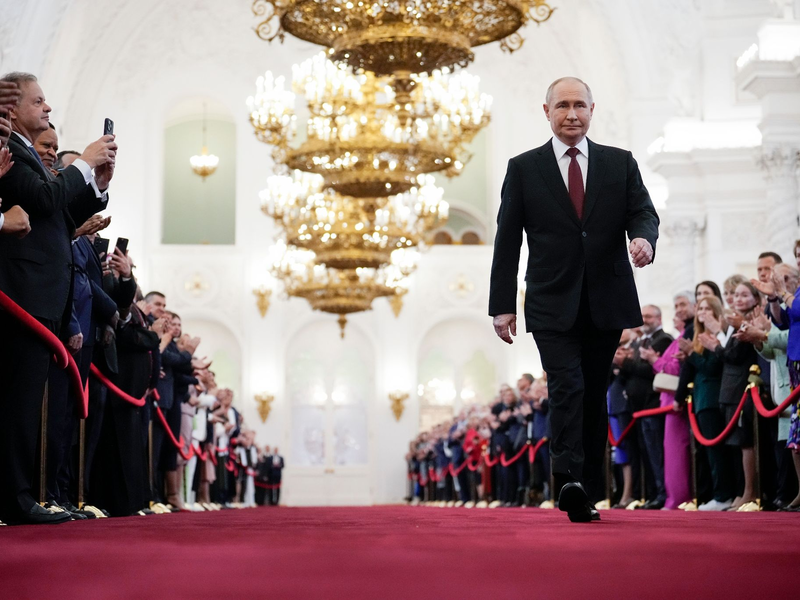 Wladimir Putin geht zur Vereidigung als russischer Präsident während einer Inaugurationszeremonie im Großen Kremlpalast. - Foto: Alexander Zemlianichenko/Pool AP/AP