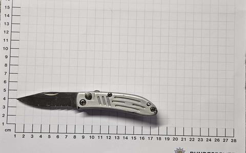 BPOL NRW: Bundespolizisten stellen Einhandmesser sicher - Foto: presseportal.de