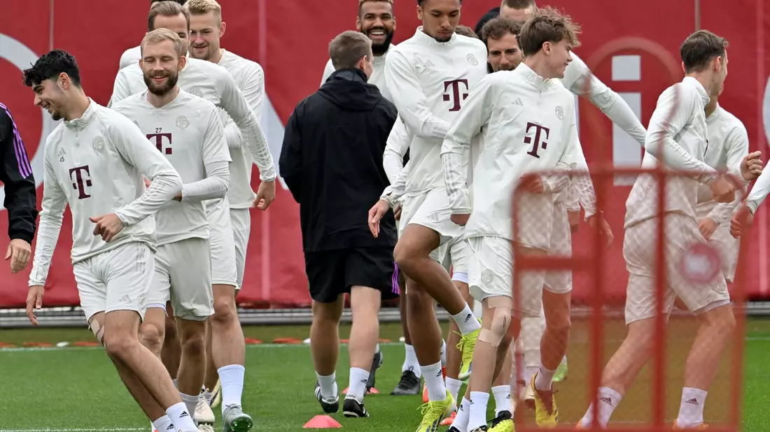 Die Spieler des FC Bayern München beim Abschlusstraining. - Bild: Peter Kneffel/dpa