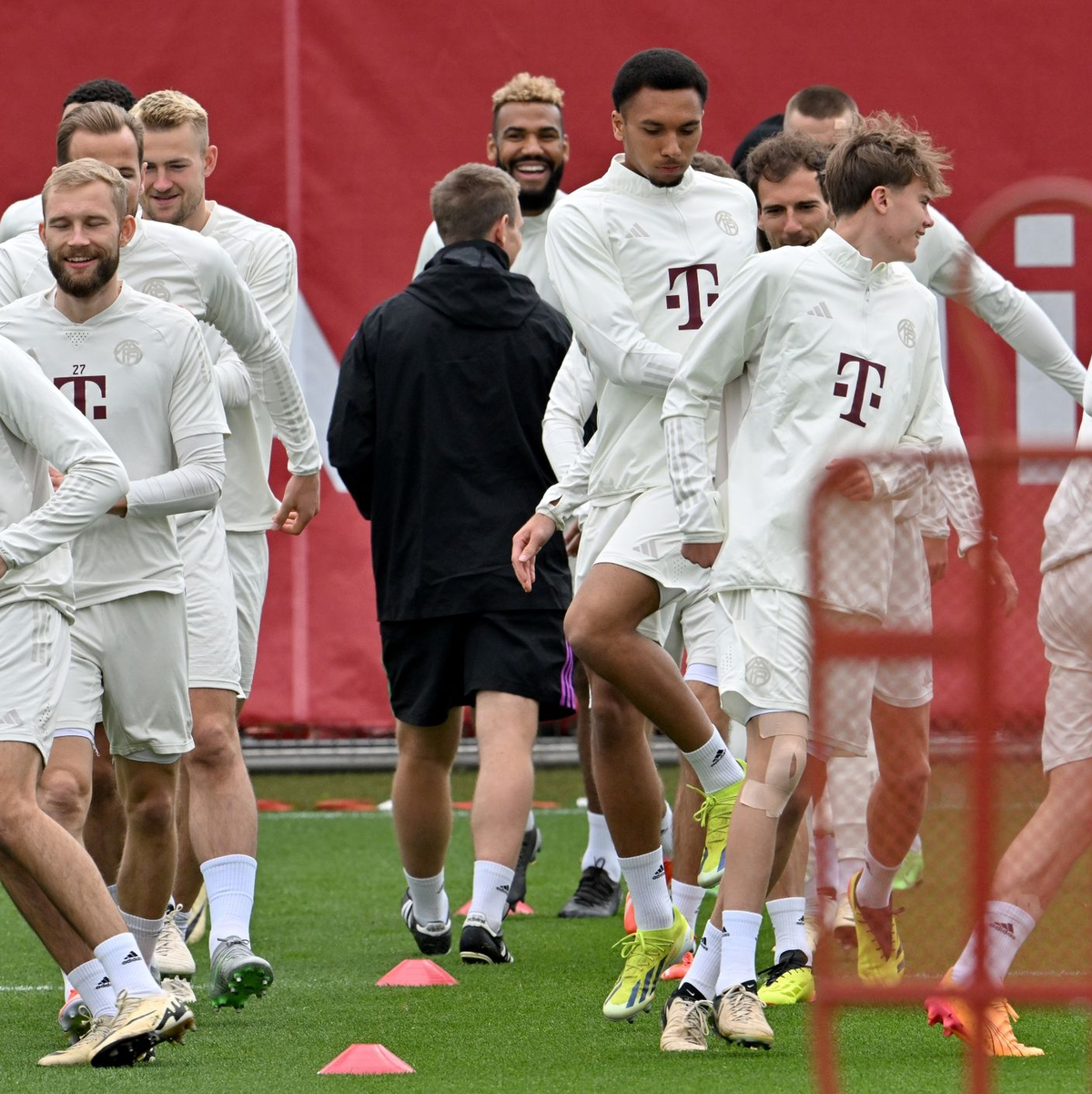 Die Spieler des FC Bayern München beim Abschlusstraining. - Foto: Peter Kneffel/dpa
