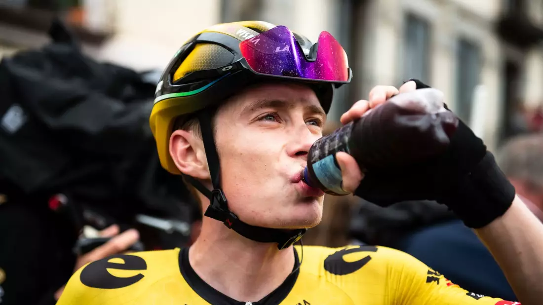 Trainierte erstmals wieder draußen auf dem Rad: Jonas Vingegaard. - Bild: Alberto Gardin/Zuma Press/dpa