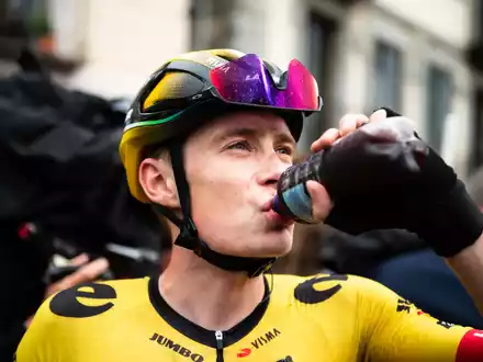 Trainierte erstmals wieder draußen auf dem Rad: Jonas Vingegaard. - Foto: Alberto Gardin/Zuma Press/dpa