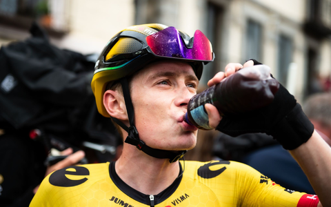 Trainierte erstmals wieder draußen auf dem Rad: Jonas Vingegaard. - Foto: Alberto Gardin/Zuma Press/dpa