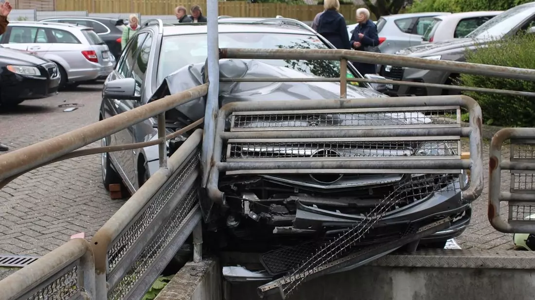 POL-RBK: Wermelskirchen - 6 Pkw bei Verkehrsunfall beschädigt - Bild: presseportal.de